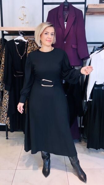 Gold Kemer Detaylı Arkası Fermuarlı Siyah Elbise