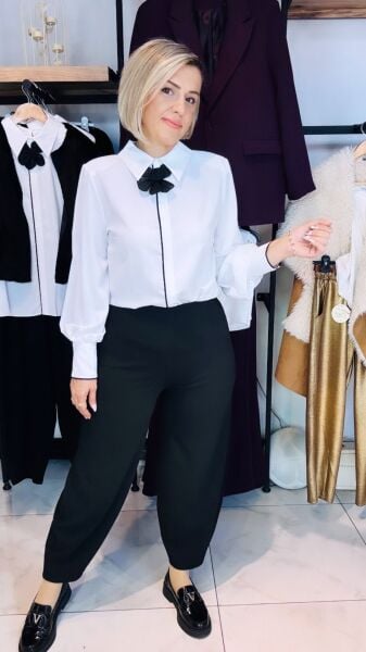 Yakası Çiçek Detaylı Ekru Bluz