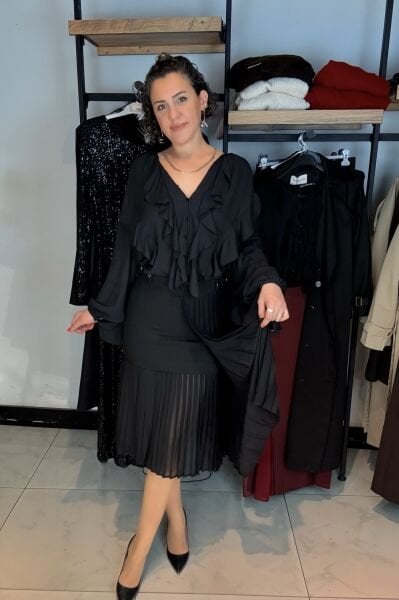 Pilise Detay Siyah Tasarım Etek